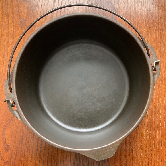 Vintage Cast Iron No 8 Dutch Oven - Picture 9 of 11